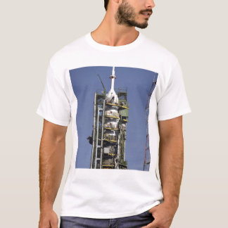 Camiseta O foguete Soyuz é erguido em posição