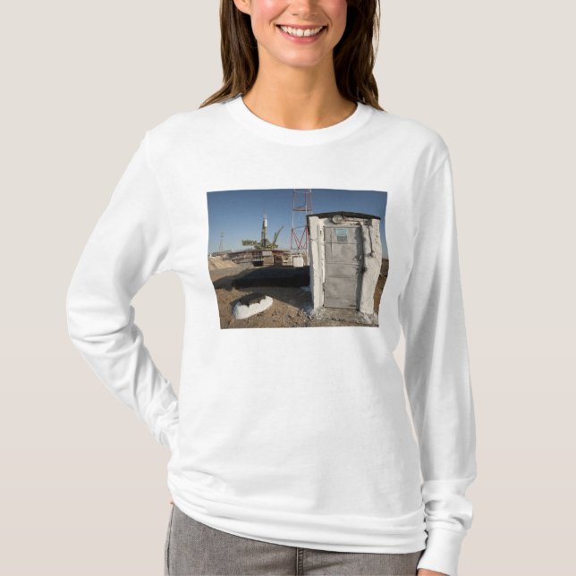 Camiseta O foguete Soyuz pouco depois da chegada 2 (Frente)
