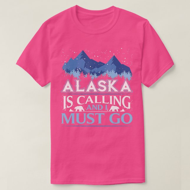 Camiseta O Funny Alaska Está Ligando E Eu Tenho Que Ir Desi (Frente do Design)