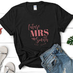 Camiseta O Futuro Personalizado A Sra. Noiva Personalizada<br><div class="desc">Prepare-se para ter o na moda da noiva a ser atraente e fabuloso em nossa camiseta personalizada para o Bride Fiance! Esta camisa apresenta as palavras "A futura Sra." seguidas do nome personalizado da noiva, fazer-a como o presente perfeito para sua festa de solteira, chá de panela, festa de noivado...</div>