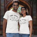 Camiseta O Futuro Sr. e Sra. Sobrenome Casamento T-Shirt<br><div class="desc">O Sr. Futuro e a Sra. personalizaram-se com o primeiro e sobrenomes com a data do casamento.</div>