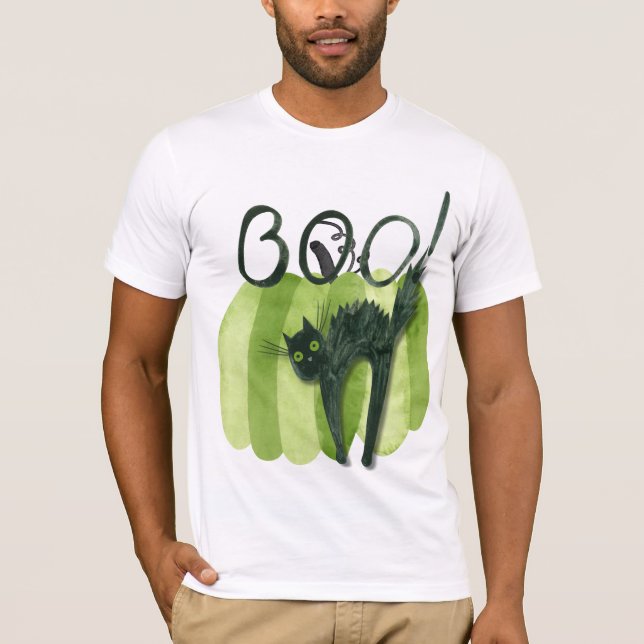 Camiseta O gato escondido na frente de uma abóbora verde. (Frente)