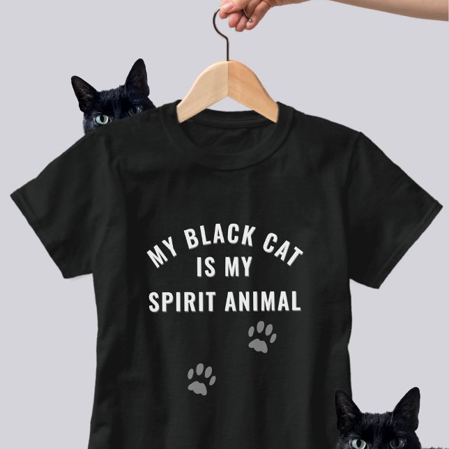 Camiseta O Gato Negro é o meu Slogan Espírito Engraçado (If your black cat is your spirit animal, this is the t-shirt to wear)