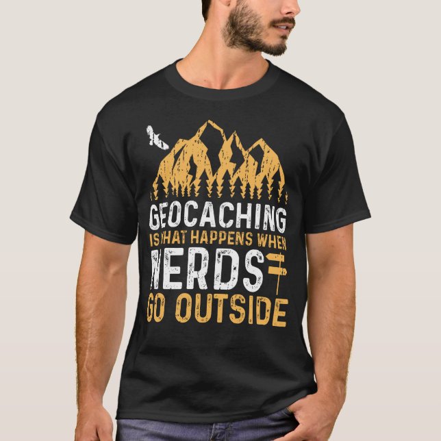 Camiseta O Geocaching É O Que Acontece Quando Nerd Saem (Frente)