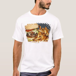 Camiseta o grande meio hamburguer dobro da libra frita e