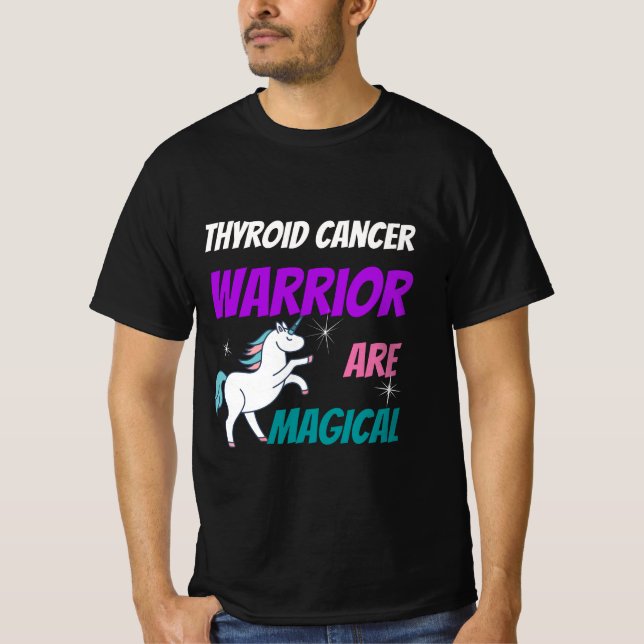 Camiseta O guerreiro do cancer da tiroide é mágico (Frente)