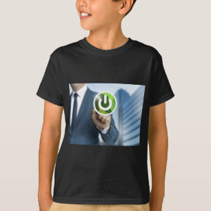 Camiseta O homem empurra o conceito do botão liga/desliga p