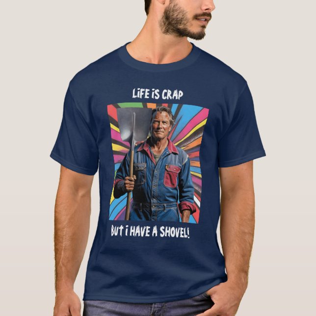 Camiseta O Homem-Pá. Texto brilhante. 2 linhas. Personalizá (Frente)