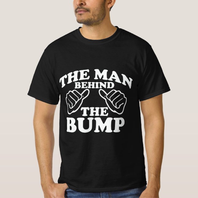 Camiseta O Homem Por Trás do Bump, Anúncio de Maternidade (Frente)