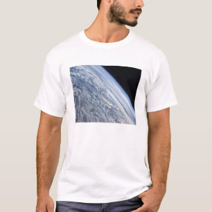 Camiseta O horizonte da Terra contra a escuridão do espaço