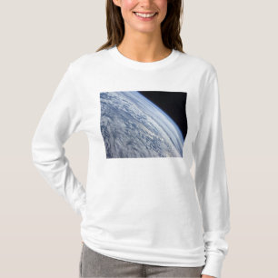 Camiseta O horizonte da terra contra a obscuridade do
