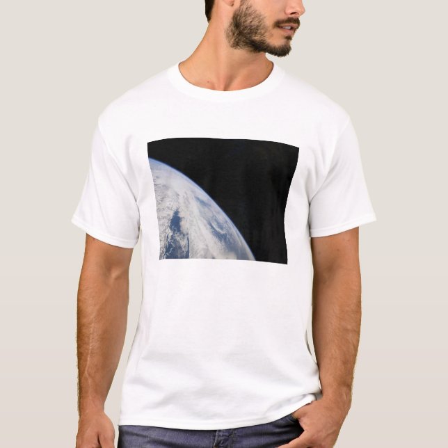 Camiseta O horizonte da Terra e a escuridão do espaço (Frente)
