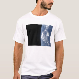 Camiseta O horizonte da Terra e a escuridão do espaço 2