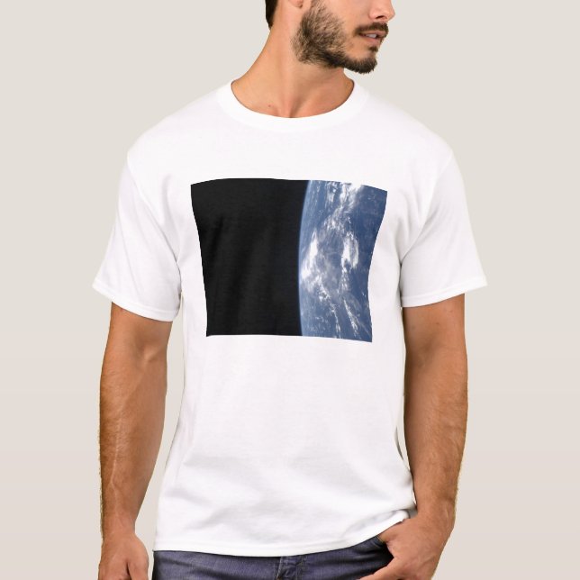 Camiseta O horizonte da Terra e a escuridão do espaço 2 (Frente)
