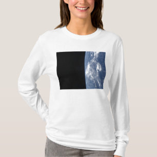 Camiseta O horizonte e a obscuridade da terra do espaço 2