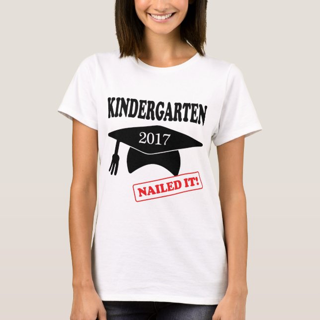Camiseta O Jardim de Infância 2017 Encerrou (Frente)