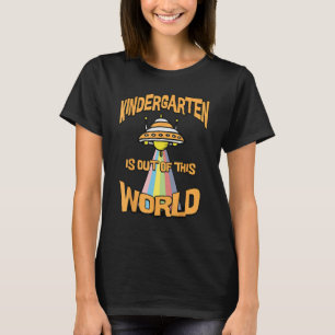 Camiseta O jardim de infância está fora deste espaço de Ali