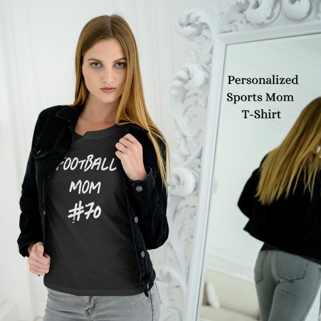 Camiseta O jogador de futebol legal preto e branco (Personalized Sports Mom T-Shirt)