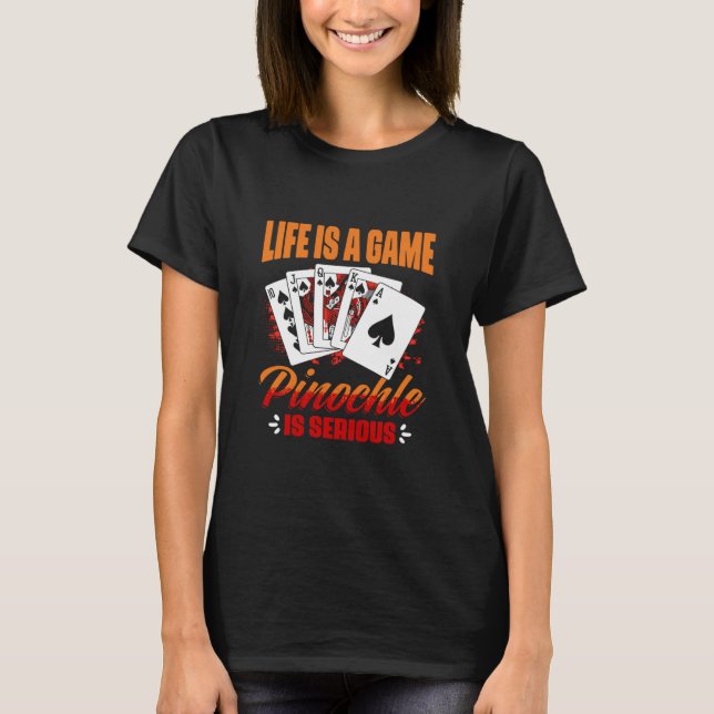 Camiseta O Jogo Pinochle É Um Jogo De Cartão Pinochle Sério (Frente)