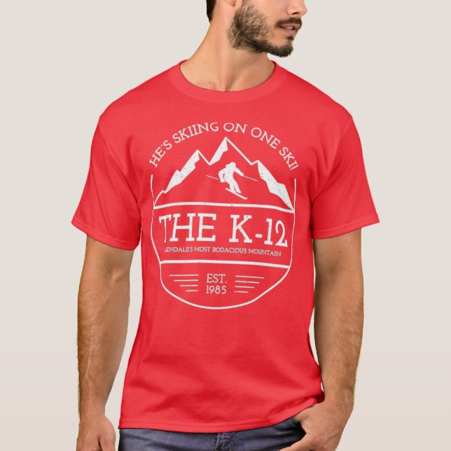 Camiseta O K-12 Ele está esquiando em um esqui (Frente)