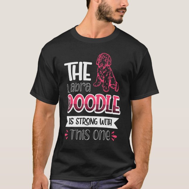 Camiseta O Labradoodle É Forte Com Este Cão 4 (Frente)