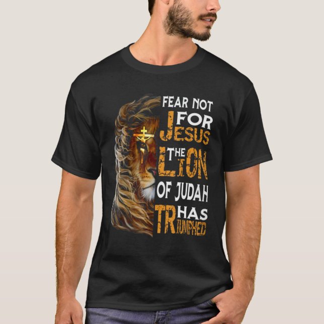 Camiseta O Leão De Judah Triunfou Não Por Jesus (Frente)