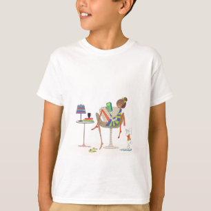 Camiseta O livro de leitura da mulher na cadeira projeta