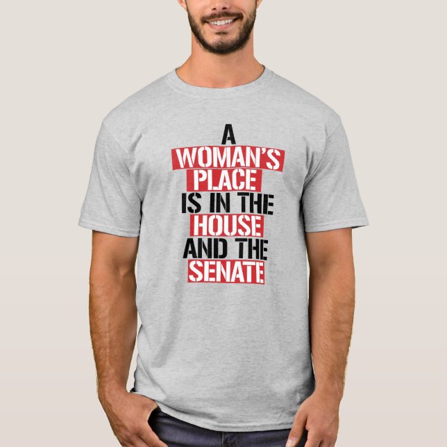 Camiseta O lugar de uma mulher está na casa e no Senado (Frente)