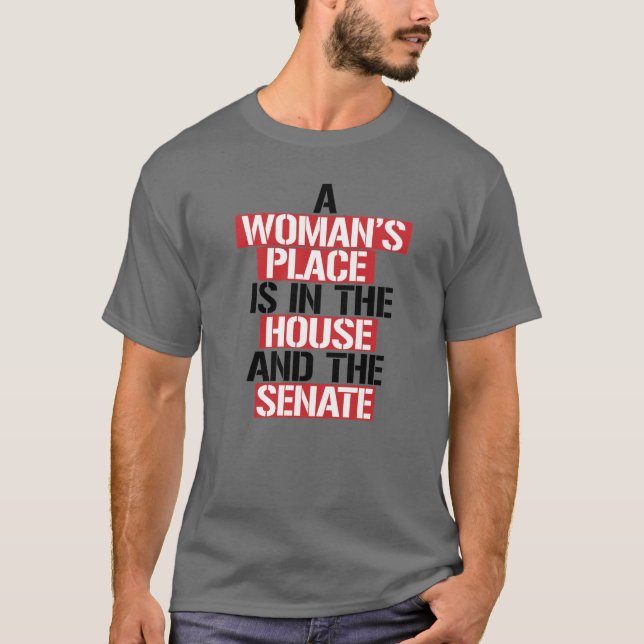 Camiseta O lugar de uma mulher está na casa e no Senado (Frente)