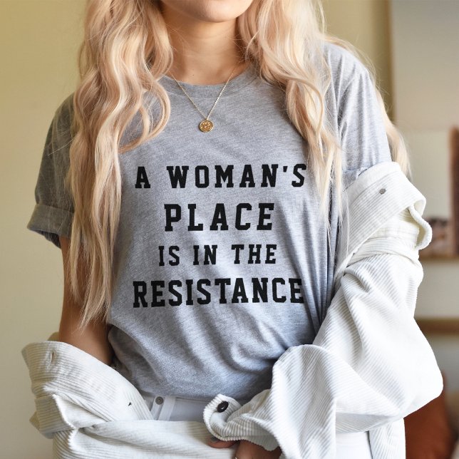 Camiseta O lugar de uma mulher está na resistência (Criador carregado)