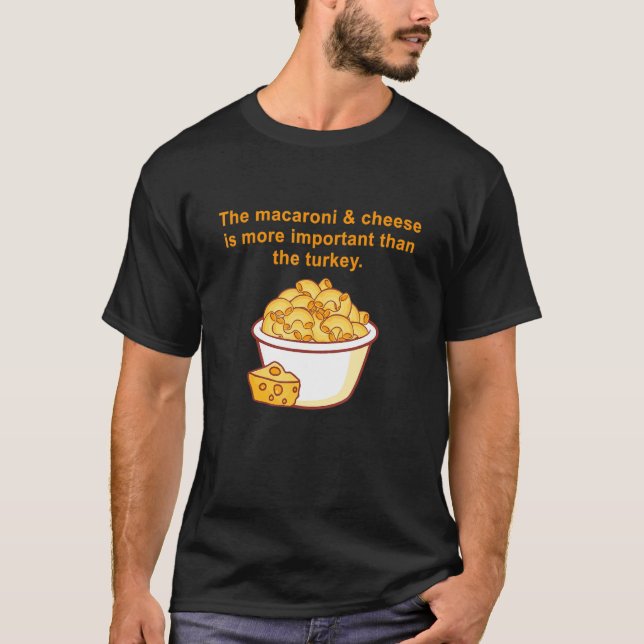 Camiseta O Macaroni E O Queijo São Mais Importantes Do Que  (Frente)