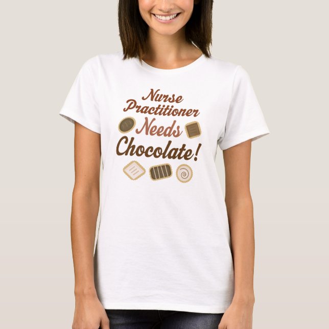 Camiseta O médico da enfermeira precisa o chocolate (Frente)