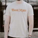 Camiseta O melhor homem de cor laranja queimado e achado do<br><div class="desc">Esta melhor camisa masculina apresenta uma fonte temática retrô dos anos 70 com uma cor laranja cremosa. Esta camisa faz o presente perfeito para toda a festa de casamento. Basta pesquisar a Coleção Trixie para encontrar todo o texto de coordenação. 💜 CORES SÃO EDITÁVEIS! Clique em 'editar design' para criar...</div>
