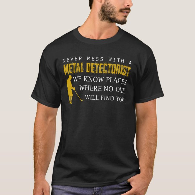 Camiseta O metal Detectorist conhece lugares nenhum achado (Frente)