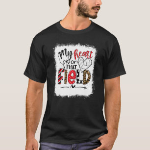 Camiseta O Meu Coração Está Naquele Campo De Voleibol Mãe