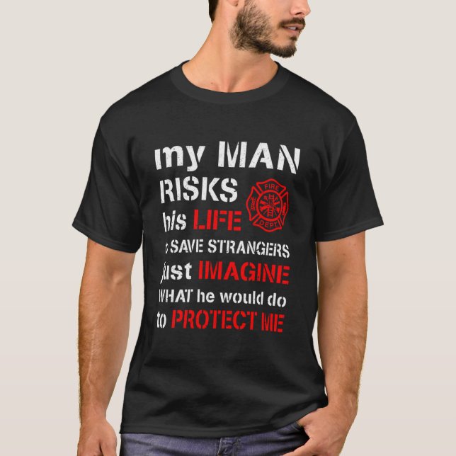 Camiseta O Meu Homem Arrisca A Sua Vida Namorada De Esposa  (Frente)