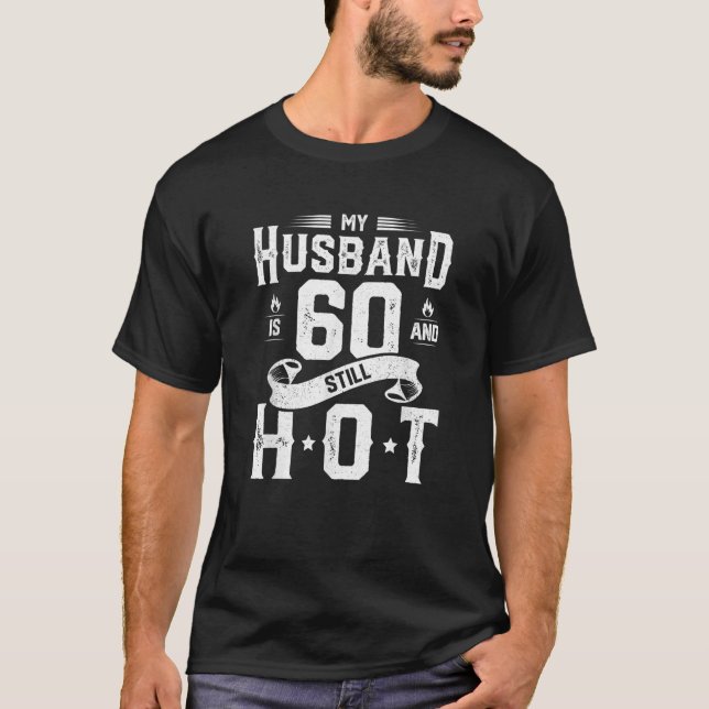 Camiseta O Meu Marido Tem 60 Anos E Ainda Tem 60º Aniversár (Frente)