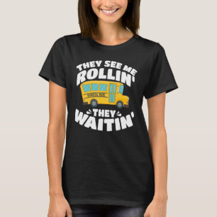 Camiseta O Motorista de Ônibus Amarelo Eles Me Veem Rolando