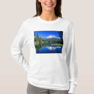 Camiseta O Mt. Lassen se ergue acima do Lago Manzanita
