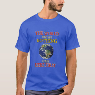 Camiseta O mundo não te deve nada que estivesse aqui primei