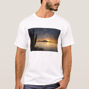 Camiseta O nascer do sol sobre a Isla Danzante no Golfo de