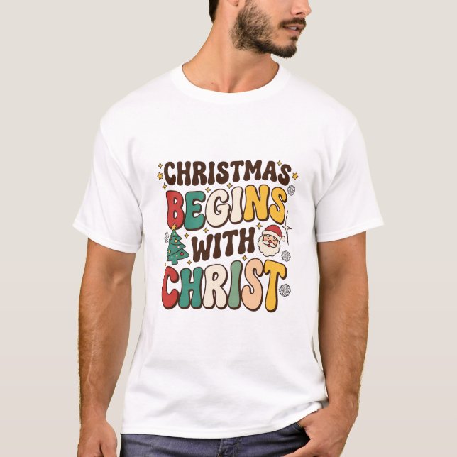Camiseta O Natal Começa Com Cristo Design de Árvore de Nata (Frente)