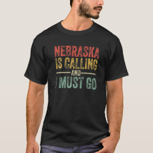 Camiseta O Nebraska Está A Ligar E Tenho De Ir Engraçado Pa