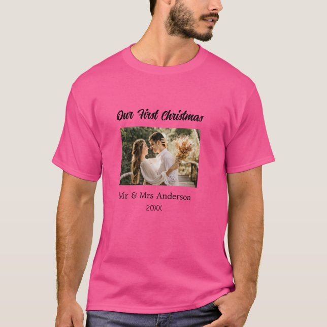 Camiseta O nosso primeiro casal de Natal - nome fotográfico (Frente)