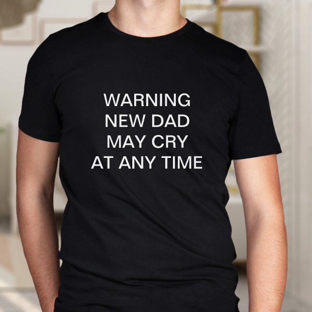 Camiseta O novo papai Pode Chorar Um Engraçado Slogan Perso (New dads are liable to cry at any time. Add your own funny new dad quote!)