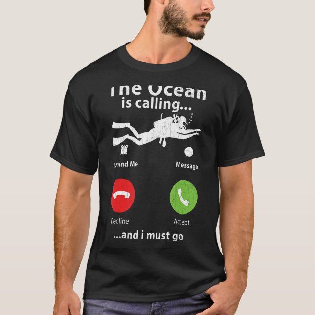 Camiseta O Oceano Chama Os Mergulhadores De Scuba. (Frente)