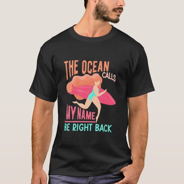 Camiseta O Oceano chama Surfer (Frente)