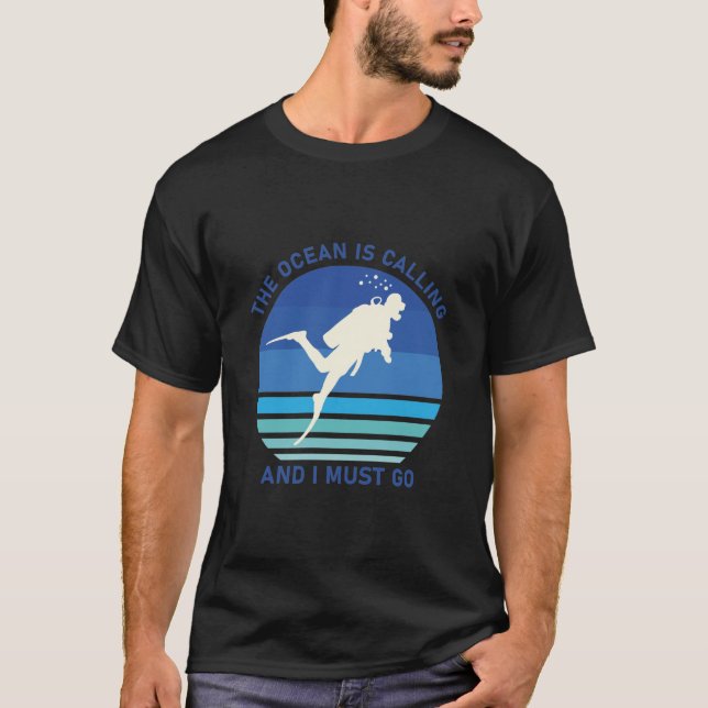 Camiseta O oceano está chamando e eu devo ir - Scuba Diver (Frente)