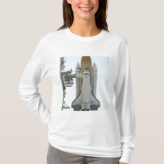 Camiseta O ônibus espacial Atlantis senta-se na plataforma  (Frente)