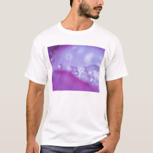 Camiseta O ovo cai no abstrato de pétalas de flores. Créd